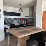 Spacieux Et Moderne En Bord De *