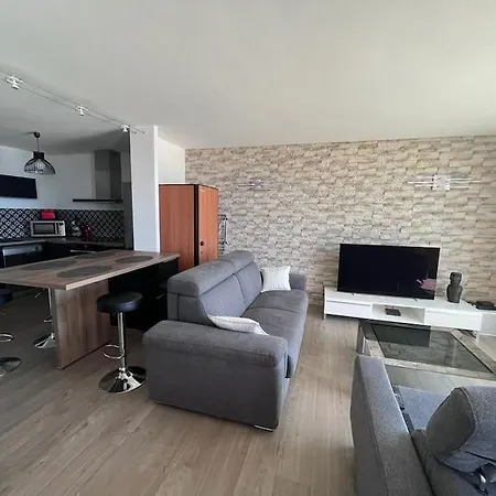 Spacieux Et Moderne En Bord De Apartment *
