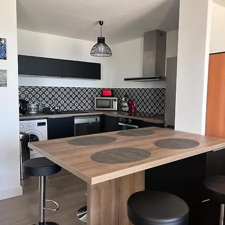 Spacieux Et Moderne En Bord De *